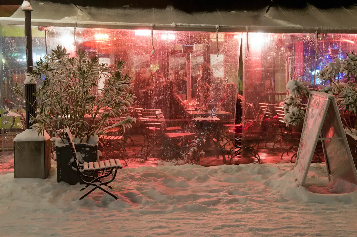 A transparent covering keeps diners out of the elements