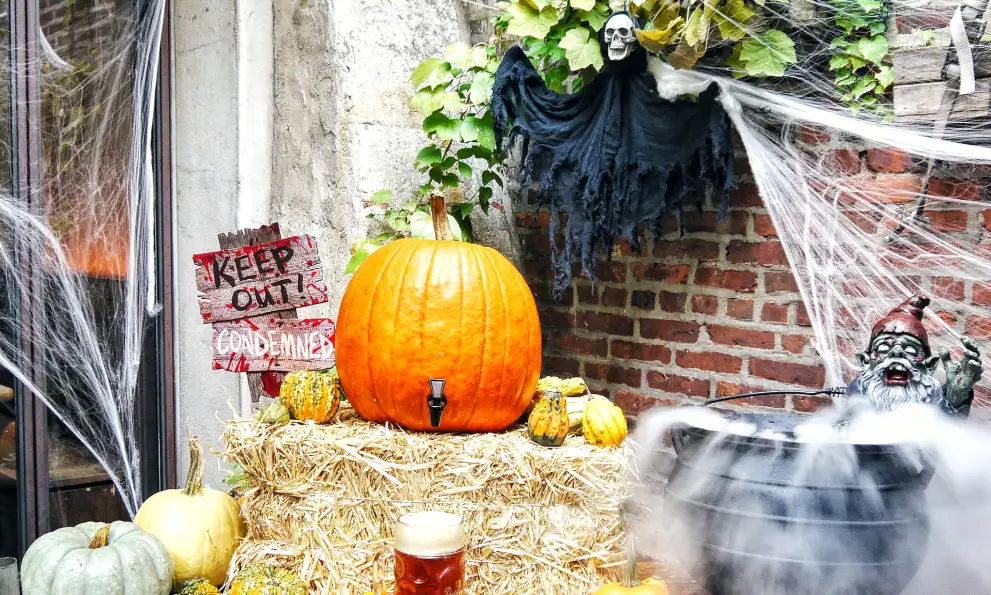 restaurant-halloween-decorations-promotions